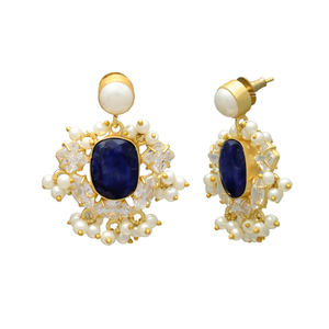 Boucles d'oreilles clous de mariage pour femme en laiton plaqué or 24 carats, saphir et perle naturelle, style chrétien vintage, magnifiques et audacieuses - Product Image 2