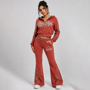 Ensemble de survêtement court personnalisé pour femme, couleur rouille, avec capuche doublée léopard, leggings évasés à motif flamme et strass, et ensembles bling avec lettrage – Fournisseurs en gros - Product Image 3
