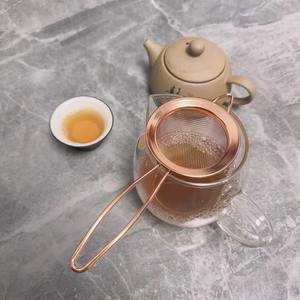 Tamis métallique antique, adaptable à de multiples techniques culinaires, pour une préparation des aliments plus propre et plus soignée. - Product Image 3