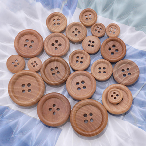 กระดุมไม้ขอบมนสี่รู - ขายส่งสีไม้ไผ่ธรรมชาติสำหรับเสื้อเด็กและงานฝีมือ DIY - Product Image 3