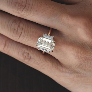 แหวนเพชรทรงเอเมอรัลด์ 5.94 กะรัต ประดับเพชรสามเม็ด ทองคำแท้ 14K พร้อมเพชรทรงบาแกตต์ด้านข้าง แหวนหมั้นสุดหรูสำหรับผู้หญิง - Product Image 5