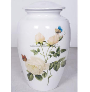 Urna Moderna de Latón con Rosas Blancas y Rosas, Hojas Verdes y Diseño de Dos Mariposas para Decoración del Hogar, Ideal para Exhibición en Mesa - Product Image 1