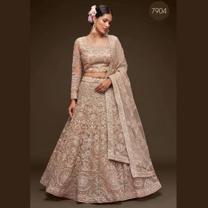 Lehenga Choli de Diseño en Tela Suave con Bordado de Hilo Zari Badla y Dori Brillante |   Vestido de Novia Semi-Cosido - Product Image 1