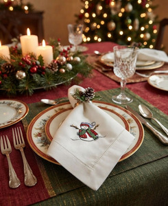 Serviette de table de Noël personnalisée brodée bonhomme de neige 100 % coton avec ourlet festonné pour la maison et l'hôtellerie - Product Image 1