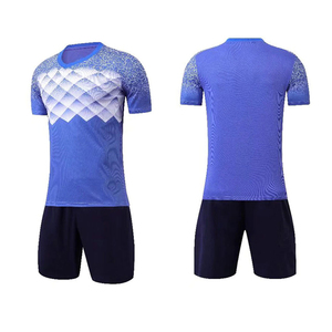 Ensemble d'uniformes de football pour hommes, maillot et short à séchage rapide, conçus pour l'entraînement quotidien, les matchs amicaux et le jeu d'équipe - Product Image 1