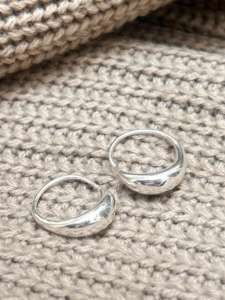 Pendientes de Aro Gruesos Minimalistas Plateados para Mujer, Pendientes Huggie Minimalistas al por Mayor - Product Image 3