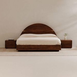 Base de Cama Minimalista Moderna de Madera Maciza Estilo Asiático con Cabecero Arqueado de Lujo, Juego de Dormitorio King Size con Mesitas de Noche, Fabricado en Indonesia - Product Image 1