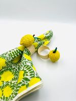 Rustieke, ecovriendelijke, handgemaakte rieten citroen servetring met natuurlijk fruitdesign voor de eettafel, zomerdecoratie en evenementen