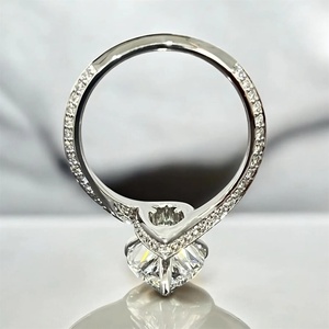 Exquisito Anillo de Compromiso con Diamante Corte Pera en Oro Blanco, Banda con Pavé de Diamantes, Elegante Anillo de Boda o Aniversario - Product Image 2