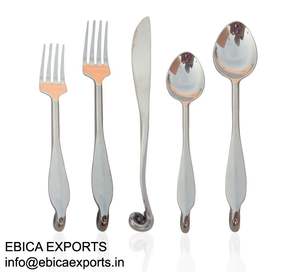 Ensemble de couverts en métal exclusif, fabriqué avec un savoir-faire supérieur, améliorant l'ambiance de la salle à manger grâce à son aspect raffiné et son confort. - Product Image 4