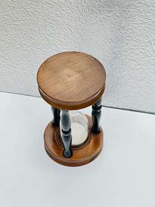 Reloj de arena de madera hecho a mano de 7'' con arena rosa |   Decoración de Mesa para Fiesta de Cumpleaños con Diseño de Cruz de Ángel Rústico - Product Image 3