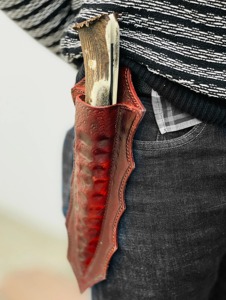 Cuchillo Artesanal para Camping y Caza con Hoja Recta de Acero Inoxidable, Mango de Cuerno con Recubrimiento en Polvo y Funda de Cuero. OEM/ODM Disponible. - Product Image 4