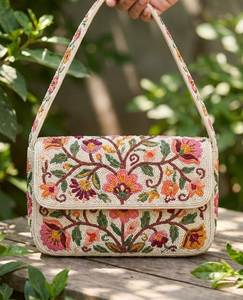 Sac à main brodé contemporain avec perles, fourre-tout à bandoulière classique orné de fleurs, sac de mode élégant et décoratif pour femme - Product Image 4