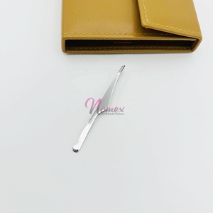 Pinzas para cejas ligeras en color plateado original Pinzas para cejas de sujeción fuerte de acero inoxidable sostenible para desplumar personalizadas - Product Image 5