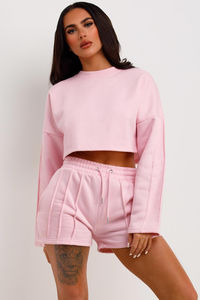 ชุดเซ็ตเสื้อครอปและกางเกงขาสั้นสีชมพูแบบใหม่ล่าสุดสำหรับผู้หญิง ดีไซน์เสื้อฮู้ดมีตะเข็บตกแต่ง ชุดเซ็ต 2 ชิ้น - Product Image 4