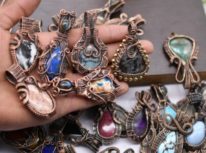 Nouveau design, pendentif vintage en pierres précieuses mélangées, fait main, enroulé de fil de cuivre, lot de bijoux - Product Image 3
