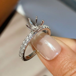 Bague semi-montée classique en or blanc 18 carats, style 6 griffes, avec accent de diamants pavés, pour fiançailles, cadeau romantique pour les amoureux - Product Image 2
