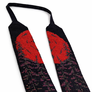 Collier en fil de soie tissé à la main avec imitation de perles, motif couronne rouge audacieux sur fond noir, bijou vintage pour soirée - Product Image 1