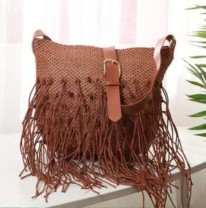 Abraza el estilo nómada y aventurero con este precioso bolso de hilo natural diseñado con borlas en cascada y hebilla ajustable. - Product Image 3