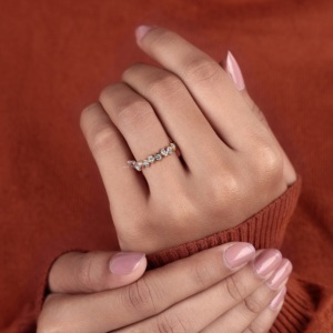 Bague de mariage empilable en or 14 carats avec diamants de laboratoire ronds et taille princesse, motif zigzag, pour elle, vente en gros - Product Image 5