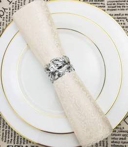 Porte-serviettes géométrique moderne en métal pour des tables élégantes, ajoutant une touche d'élégance structurée et un attrait contemporain. - Product Image 3