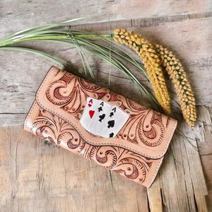 Cartera Larga de Cuero Genuino Hecha a Mano con Diseño de Cartas de Póker, Cierre Abierto, Estilo Vintage Unisex, Multifuncional, Grande - Product Image 1