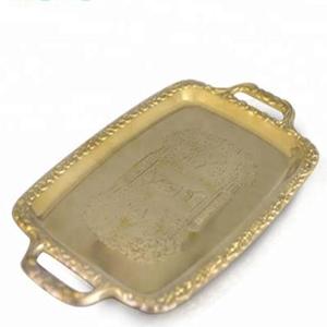 Plateau ovale en aluminium plaqué or Kayna Export Handicraft, design embossé horizontal, plateau décoratif de Noël - Product Image 1