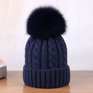 Bonnet en tricot noir unisexe avec pompon en fourrure, couleur unie, décontracté, chaud pour l'hiver, réglable, pour l'extérieur, la plage, les fêtes, pour adultes - Product Image 2
