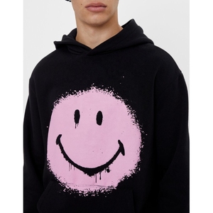 Sudadera con Capucha Negra Unisex con Estampado de Cara Sonriente con Pintura en Aerosol Rosa, Corte Holgado, Estilo Casual Urbano, Diseño con Logotipo Frontal - Product Image 3