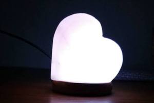 Lámpara de Sal Rosa del Himalaya Hecha a Mano de Alta Calidad con Forma de Corazón y Base de Madera - Product Image 5
