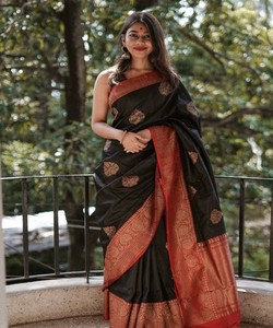 Sari de seda negro con borde rojo y motivos dorados, traje tradicional indio para bodas, para mujeres. - Product Image 1