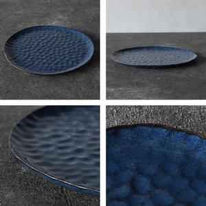 Assiette à dîner en céramique japonaise Rikizo HOGU 23 cm, fabriquée au Japon, glaçure texturée, grès, vaisselle de restaurant, blanc bleu marine - Product Image 2