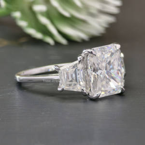 Impresionante anillo de compromiso de tres piedras de moissanita de corte radiante con piedra lateral trapezoidal, regalo de boda u ocasión de oro blanco de 18 quilates - Product Image 6