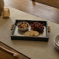 Plateau décoratif moderne en or de luxe avec cadre noir |   Table basse en verre avec motif nature morte, décoration d'intérieur