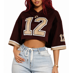 Camiseta deportiva corta de fútbol americano personalizada en negro y dorado, con cuello en V, de poliéster, estilo casual y atlético para mujer. - Product Image 5