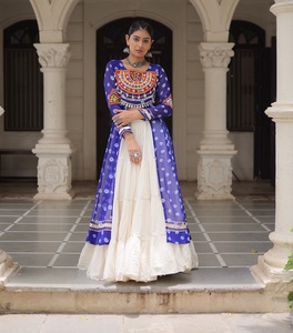 Lehenga Choli de diseño étnico tradicional indio, colección Navaratri, con estampado Bandhani y diseño Kutchi para mujeres, ropa elegante. - Product Image 1