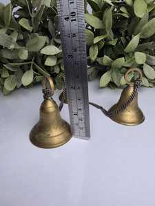 Juego de 3 Campanas Rústicas Navideñas Hechas a Mano de Latón Tejido, Adornos Colgantes Vintage para Árbol con Diseño de Vaca, Impresión Tipográfica en Oro Antiguo - Product Image 4