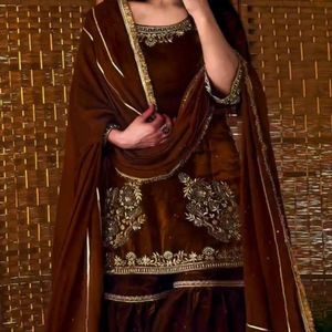 Conjunto de traje Sharara Palazzo de crepé natural con bordado de lentejuelas de 5 mm de diseñador, con top de manga larga completamente cosido y forro interior de microalgodón. - Product Image 5