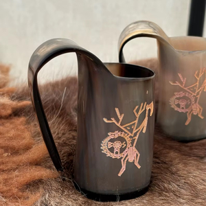 Petits mais très puissants, j'aime ces petits gobelets en corne, le design est inspiré de mon Bushman, basé sur des sculptures nordiques anciennes. - Product Image 1