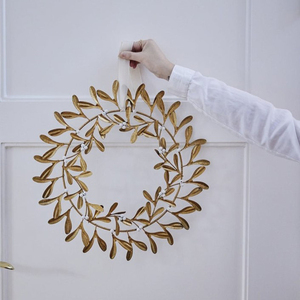 Couronne élégante en ornement de violets dorés, ornée de délicates baies blanches, parfaite pour la décoration murale ou de porte d'entrée pour les fêtes. - Product Image 5