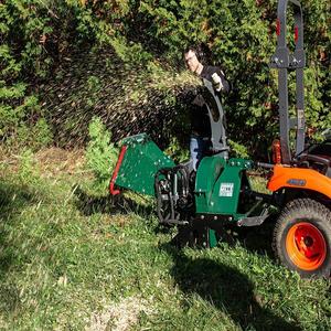 Potencie la limpieza de su terreno con el triturador de madera WC46 de 4 pulgadas con toma de fuerza, diseñado para un rendimiento de alta resistencia y con una estructura de acero robusta. - Product Image 1