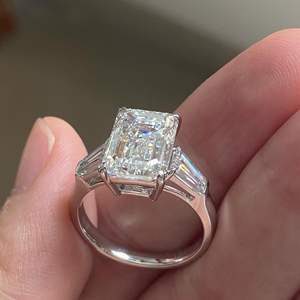 Anillo de Compromiso Iced Jewelz con Moissanita de 5.45 Quilates, Corte Esmeralda, Engaste de Garras, Oro Amarillo de 14k, Estilo Romántico, Joyería Fina al por Mayor - Product Image 6