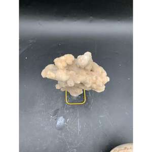 ตัวอย่างแคลไซต์หิมะธรรมชาติจากอินโดนีเซีย พร้อมขาตั้งเหล็ก สำหรับตกแต่งผนังและชั้นวางของ ใช้สำหรับสะสม - Product Image 3