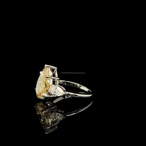 Anillo de Diamantes Amarillos con Corte de Pera y Diamantes Laterales en Oro Blanco, Anillo de Compromiso de Lujo, Elegante Joya Fina para Regalo - Product Image 2