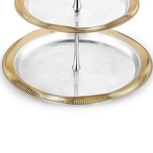 Élégant support à gâteau à deux niveaux en argent et or, avec des bords texturés, une tige centrale cannelée et une poignée supérieure assortie pour le service - Product Image 4