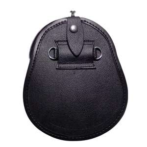 Esto es un sporran semivestimentario de cuero negro con un cantle con diseño de nudo celta y una bolsa para sporran. - Product Image 3