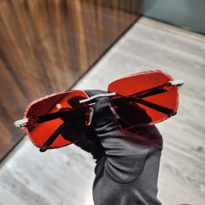 Venta al por mayor de gafas de sol de diseñador de lujo para hombres, lentes rectangulares personalizadas, moda roja para mujer, atributo óptico antirreflectante a la moda - Product Image 1