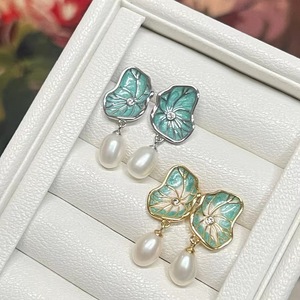 Boucles d'oreilles pendantes de haute qualité, peinture à l'huile, feuille de lotus, perle d'eau douce de 9-10 mm en forme de riz, effet goutte d'eau lisse - Product Image 4