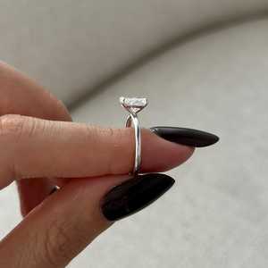 Anillo Solitario Delgado Minimalista con Diamante Cultivado en Laboratorio de 1 Quilate, Corte Cojín Alargado, E VVS2, Certificado IGI - Product Image 5