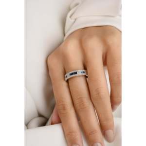 Bague de mariage en saphir vif et diamants taille coussin 18 carats - Product Image 3
